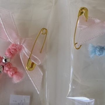 Pieni risti (hakaneula kiinnitys)